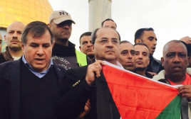 אחמד טיבי בהר הבית עם דגל פלסטין (צילום: לשכת חה"כ אחמד טיבי)
