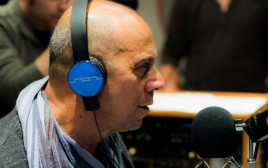 דידי הררי בשידור ברדיו (צילום: קובי ריכטר)