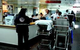 חדר מיון בבית חולים. למצולמים אין קשר לכתבה (צילום: אבשלום ששוני)