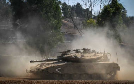 טנק מרכבה על גבול רצועת עזה (צילום: אלברט צדיקוב, פלאש 90)