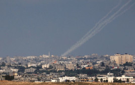 ירי רקטות מעזה במהלך צוק איתן (צילום: רויטרס)