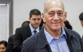 אולמרט בבית המשפט (צילום: פלאש 90)