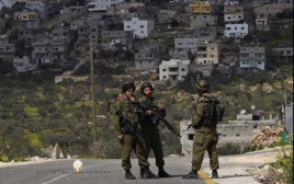 חיילים במחסום בגדה המערבית  (צילום: רויטרס)