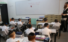 תלמידים חרדים בכיתה  (צילום: נתי שוחט, פלאש 90)