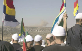  דרוזים מרמת הגולן צופים בלחימה בסוריה מעבר לגבול (צילום: רויטרס)