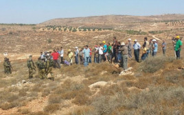 עימותים בין מתנחלים לפלסטינים באש קודש (צילום: סוכנות תצפית)