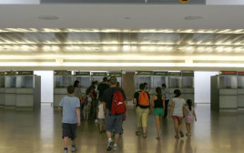 ביקורת דרכונים (צילום: נתי שוחט, פלאש 90)