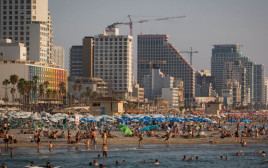תיירים וישראלים על חוף הים של תל אביב  (צילום: מרים אלסטר, פלאש 90)