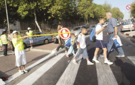 ילדים חוצים כביש, זהירות בדרכים (צילום: קארין רוזקובסקי)