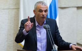משה כחלון נואם במליאה (צילום: פלאש 90)