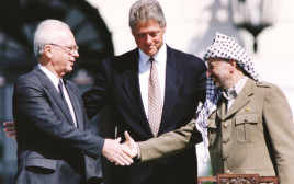  יצחק רבין, יאסר ערפאת וביל קלינטון, הסכם אוסלו, 1993 (צילום: רויטרס)