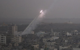 שיגור רקטה מרצועת עזה לעבר ישראל (צילום: רויטרס)