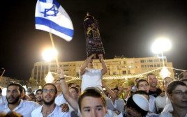 הקפות שמחת תורה בכיכר רבין (צילום: אבשלום ששוני)