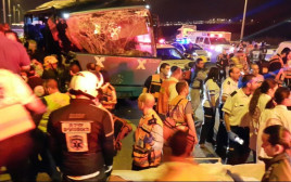 תאונת הדרכים בין האוטובוס למשאית בכביש 1 (צילום: אורי דייויס - דוברות איחוד הצלה)
