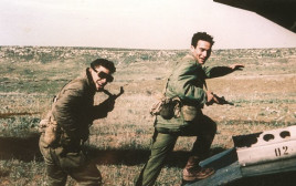 יוני נתניהו ז"ל (מימין) על מטוס ההרקולס במבצע אנטבה (צילום: רפרודוקציה, אדי ישראל)
