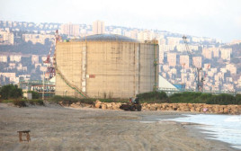מכל האמוניה בחיפה (צילום: מקס ילינסון)