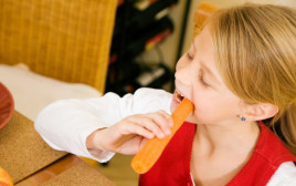 ילדה אוכלת גזר (צילום: אינג אימג')