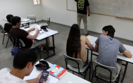 מורה בכיתה. ארכיון (צילום: קובי גדעון, פלאש 90)