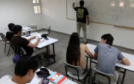 מורה בכיתה. ארכיון (צילום: קובי גדעון, פלאש 90)