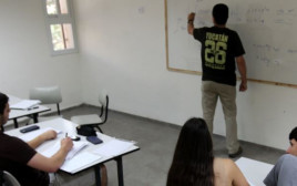 מורה בכיתה. ארכיון (צילום: קובי גדעון, פלאש 90)