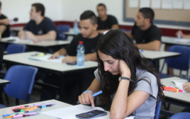 תלמידה נבחנת (צילום: אלוני מור)
