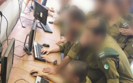 חיילי חיל המודיעין אוספים מודיעין (צילום: באדיבות דובר צה"ל)