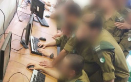 חיילי חיל המודיעין אוספים מודיעין (צילום: באדיבות דובר צה"ל)