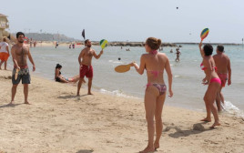 שרב בחופי תל אביב (צילום: אבשלום ששוני)