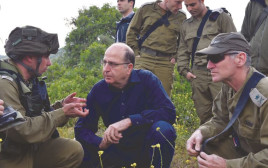שר הביטחון משה יעלון והאלוף יאיר גולן (מימינו) (צילום: אריאל חרמוני, משרד הביטחון)