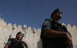 שוטרים מאבטחים את צעדת הדגלים (צילום: מרק ישראל סלם)