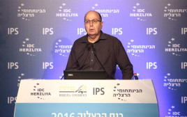 משה בוגי יעלון נואם בכנס הרצליה (צילום: עדי כהן צדק)