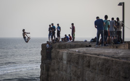 קופצים לים בנמל עכו (צילום: ז'אק וואז׳סגראס, פלאש 90)
