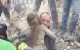 חילוץ בת 8 מההריסות באיטליה (צילום: צילום מסך)