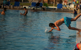 ילדים בבריכת שחייה. אילוסטרציה (צילום: רויטרס)