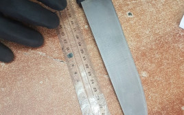 סכין שנתפסה אצל צעירה במעבר קלנדיה (צילום: דוברות המשטרה)