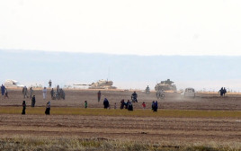 טנקים טורקיים חוצים את הגבול לסוריה (צילום: רויטרס)