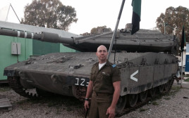 בריאן מאסט ליד טנק בבסיס צה"ל (צילום: עמוד הפייסבוק של בריאן מאסט)