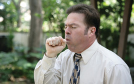 אדם משתעל (צילום: אינגאימג')