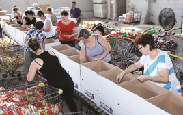 חלוקת מזון לנזקקים (צילום: מרק ישראל סלם)