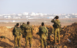 חיילים במהלך צוק איתן (צילום: רויטרס)