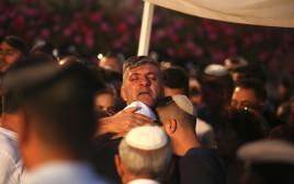 אביו של יוסי קירמה ז"ל בהלוייתו (צילום: מרק ישראל סלם)