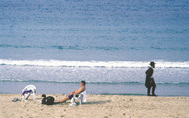 חרדי וחילוני בחוף תל אביב (צילום: סרג' אטאל, פלאש 90)