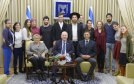 חניכי תוכנית "אחי ישראלי" עם הנשיא ראובן ריבלין (צילום: מארק ניימן, לע"מ)