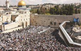 תפילת יהודים בכותל, ירושלים (צילום: דניאל דרייפוס, פלאש 90)