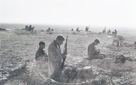 גדוד 890 מתחפר ליד המיתלה (צילום: אברהם ורד, "במחנה")