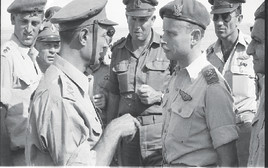 מרדכי בר־און (משמאל) עם משה דיין (צילום: ארכיון צה"ל במשרד הביטחון,אברהם ורד, "במחנה")