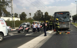 18 פצועים בתאונה בין אוטובוס למשאית בתל אביב (צילום: דוברות מד"א מחוז דן)