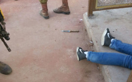 גופת המחבל והסכין שנשא עליו במחסום עפרה (צילום: דובר צה"ל)