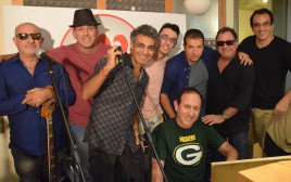 להקת אטרף באולפן של גבי גזית (צילום: 103FM)
