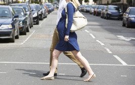 אישה בהריון חוצה את הכביש, אילוסטרציה (צילום: אינגאימג)